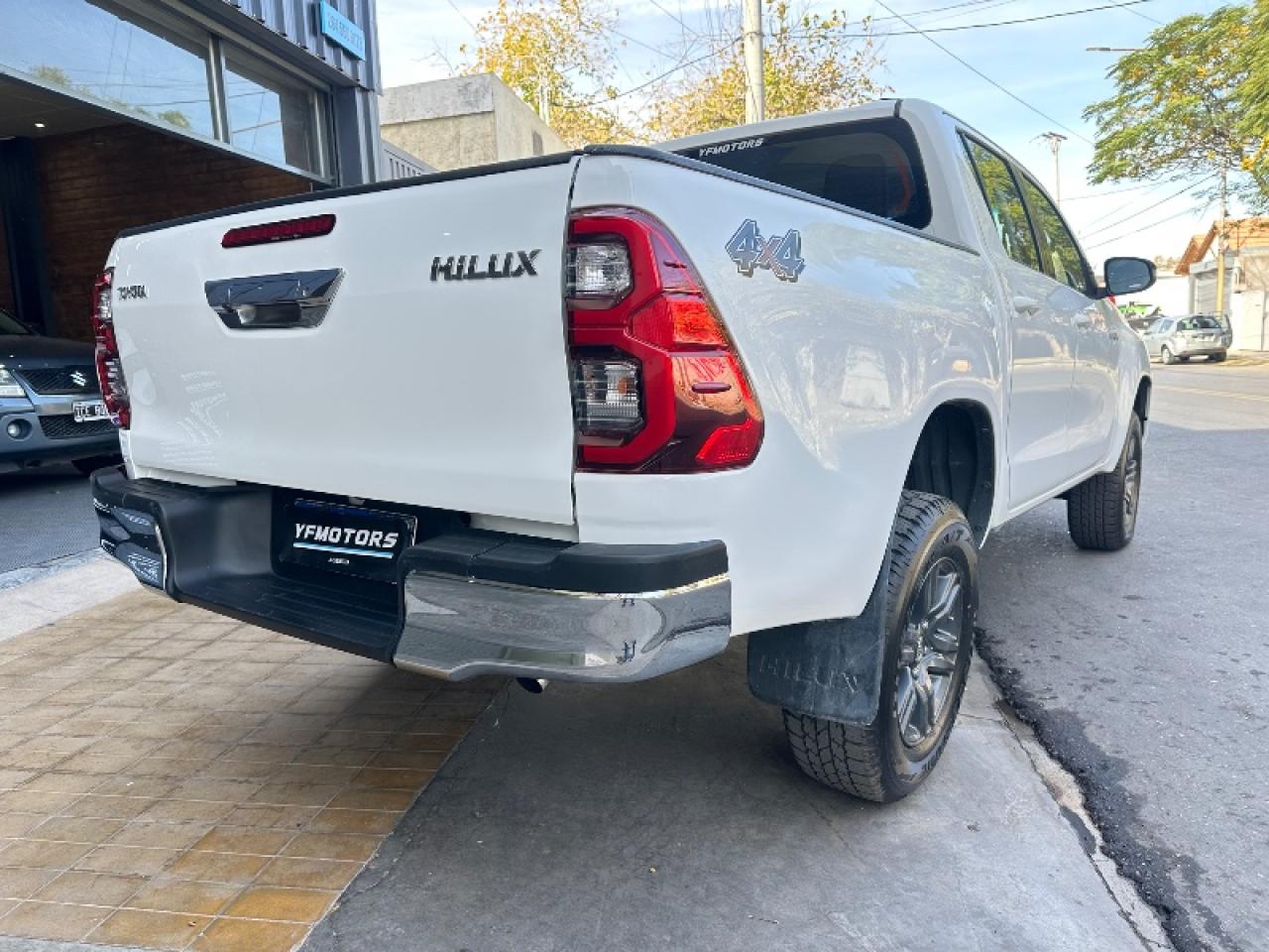 Foto de TOYOTA HILUX SR mt 4x4 2023, color blanco, en San Juan