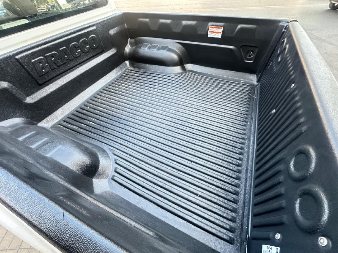 Foto de TOYOTA HILUX SR mt 4x4 2023, color blanco, en San Juan