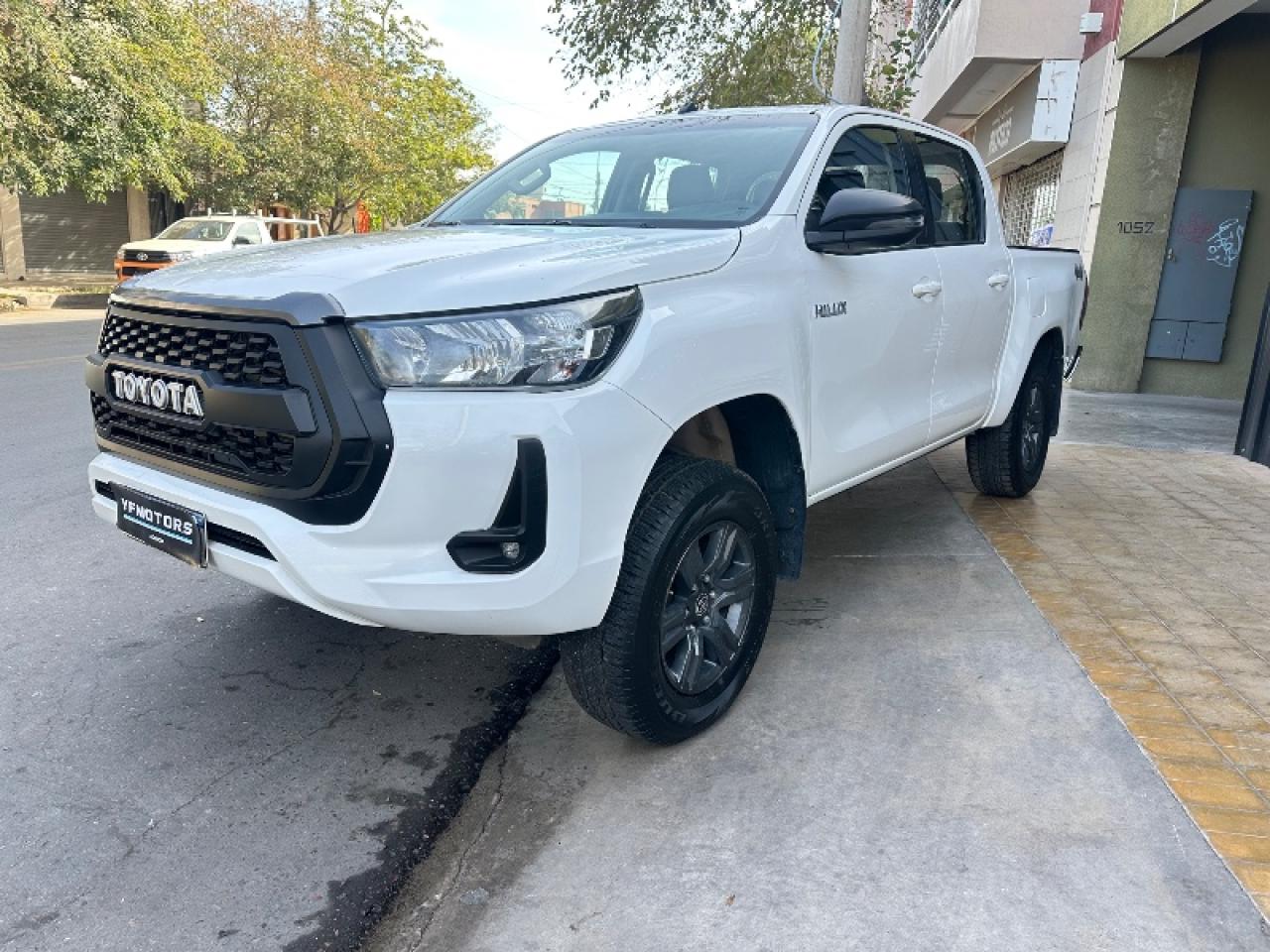 Foto de TOYOTA HILUX SR mt 4x4 2023, color blanco, en San Juan