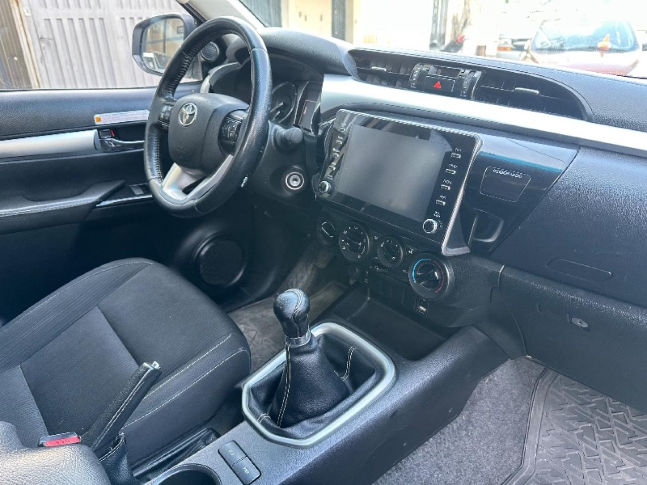 Foto de TOYOTA HILUX SR mt 4x4 2023, color blanco, en San Juan