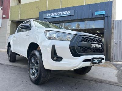 Foto de TOYOTA HILUX SR mt 4x4 2023, color blanco, en San Juan