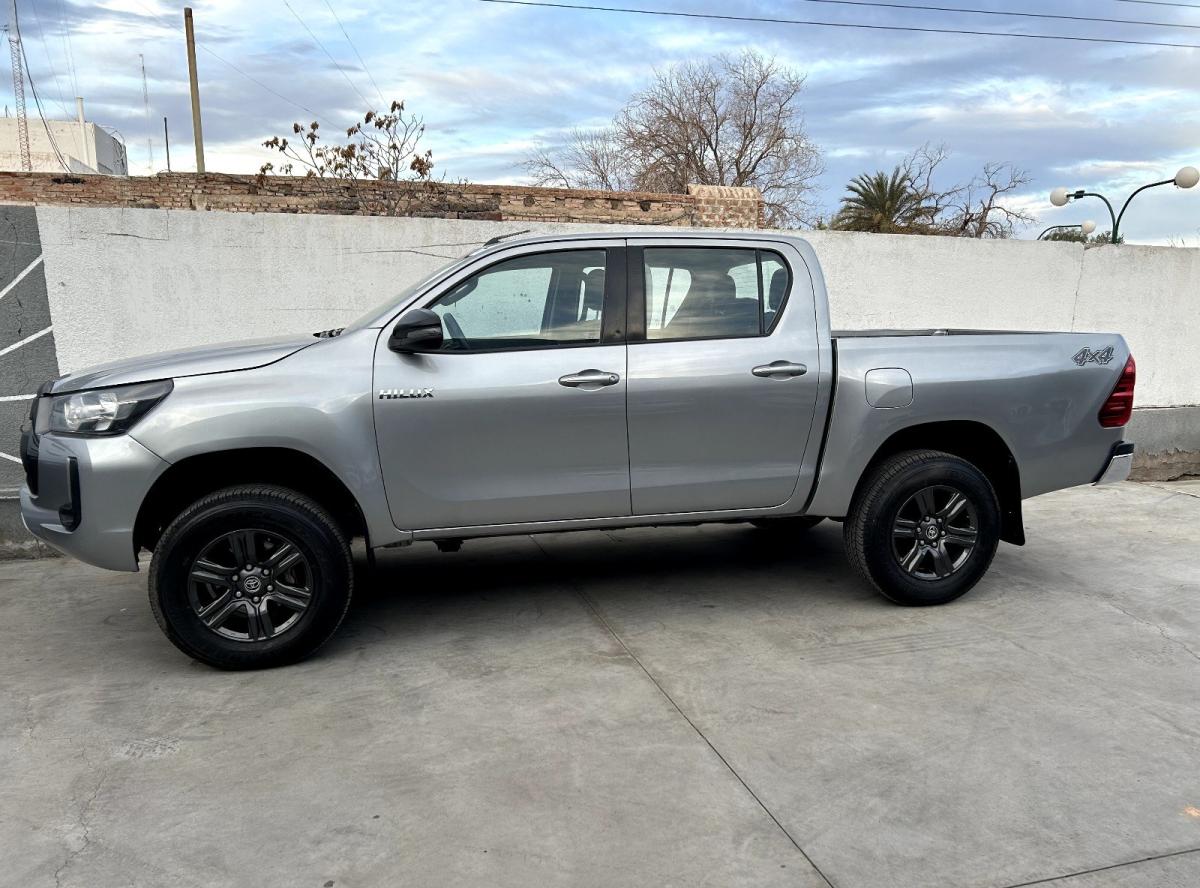 Foto de TOYOTA HILUX SR 2021, color gris, en San Juan