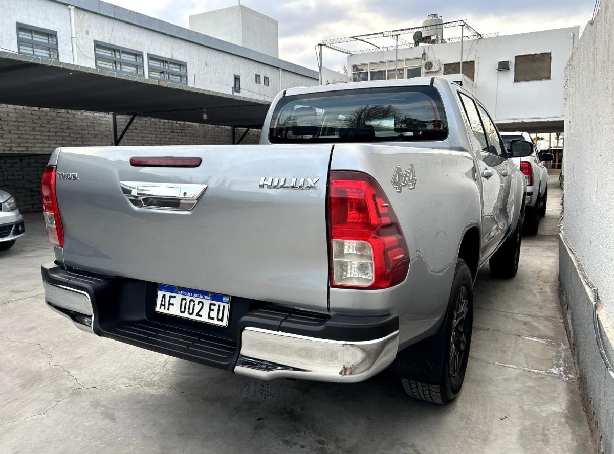 Foto de TOYOTA HILUX SR 2021, color gris, en San Juan