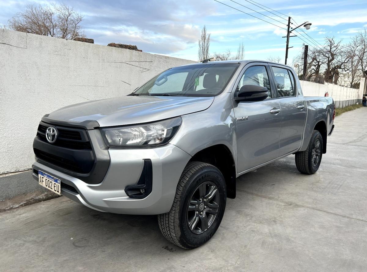 Foto de TOYOTA HILUX SR 2021, color gris, en San Juan