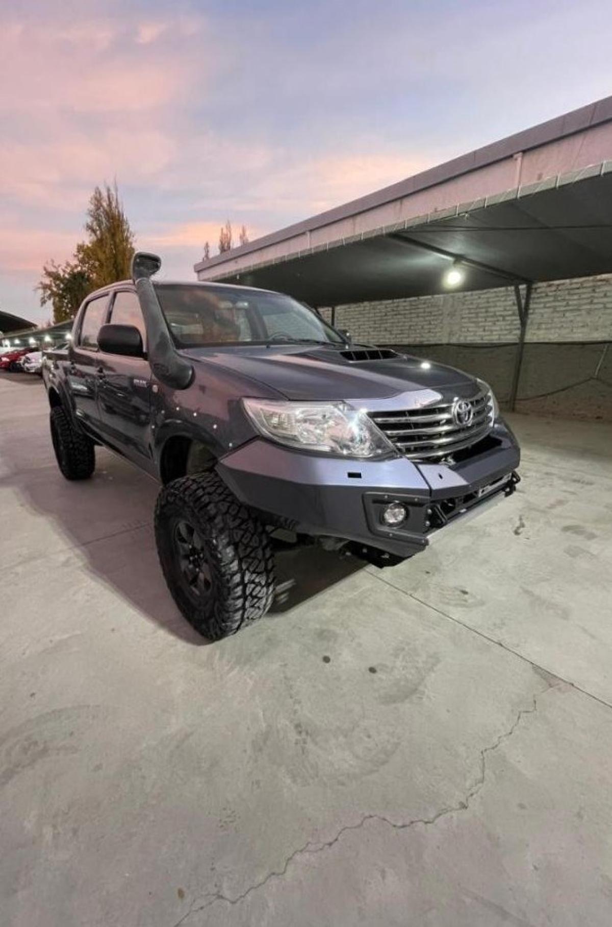 Foto de TOYOTA HILUX SRV 2010, color gris, en San Juan