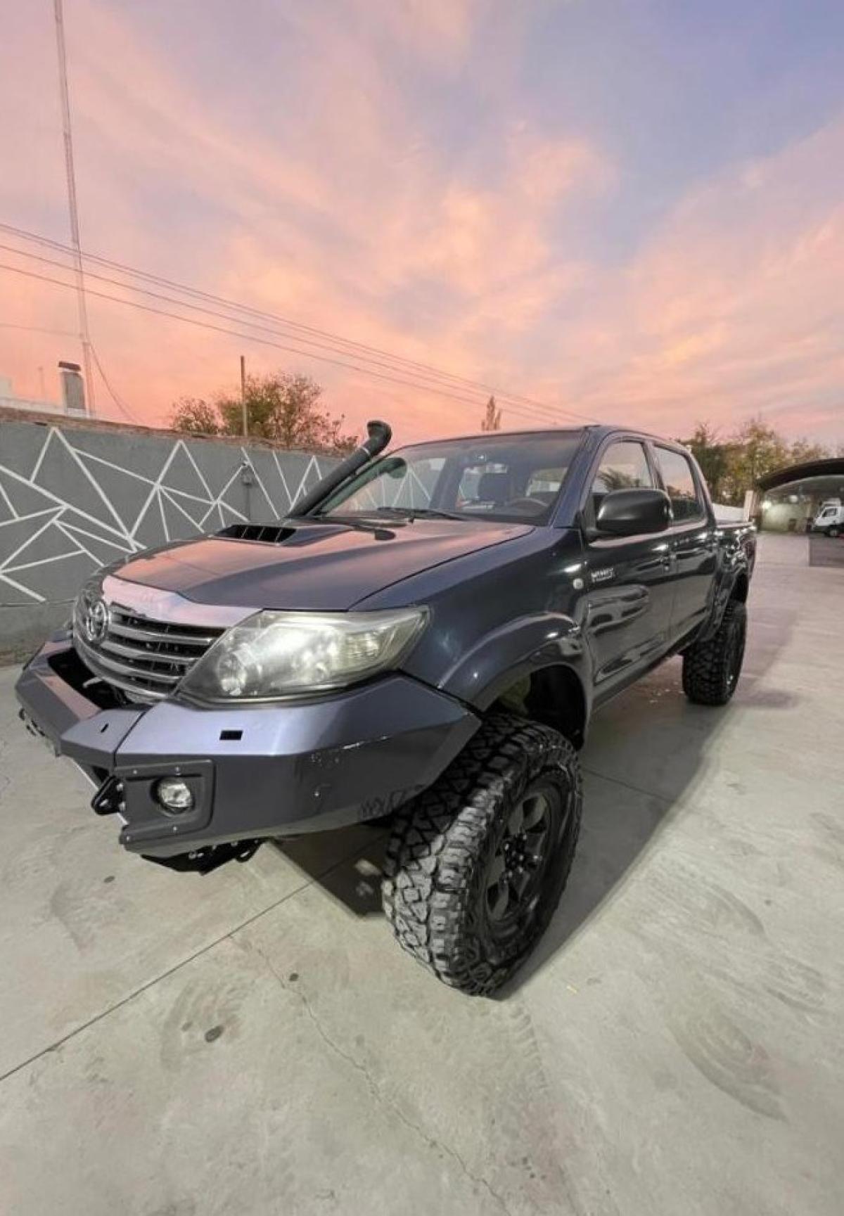 Foto de TOYOTA HILUX SRV 2010, color gris, en San Juan