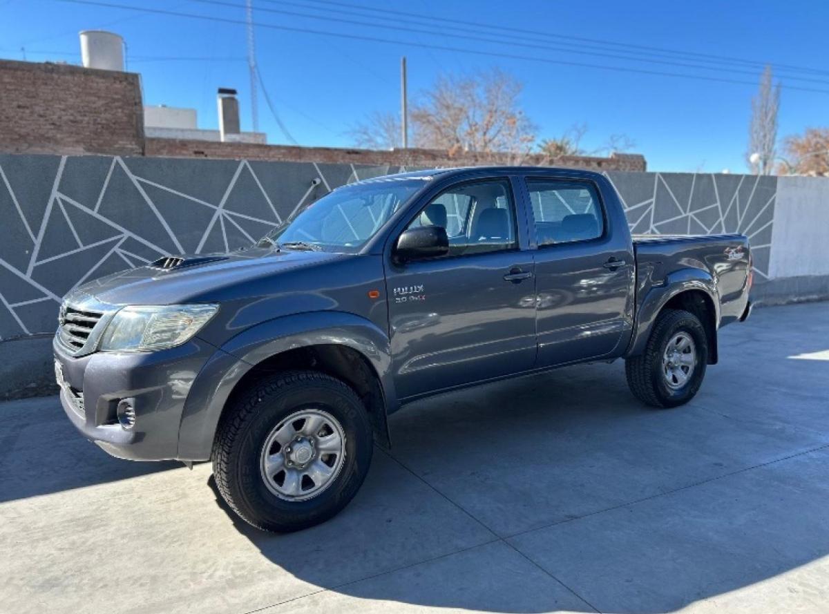 Foto de TOYOTA HILUX SR 2014, color gris, en San Juan