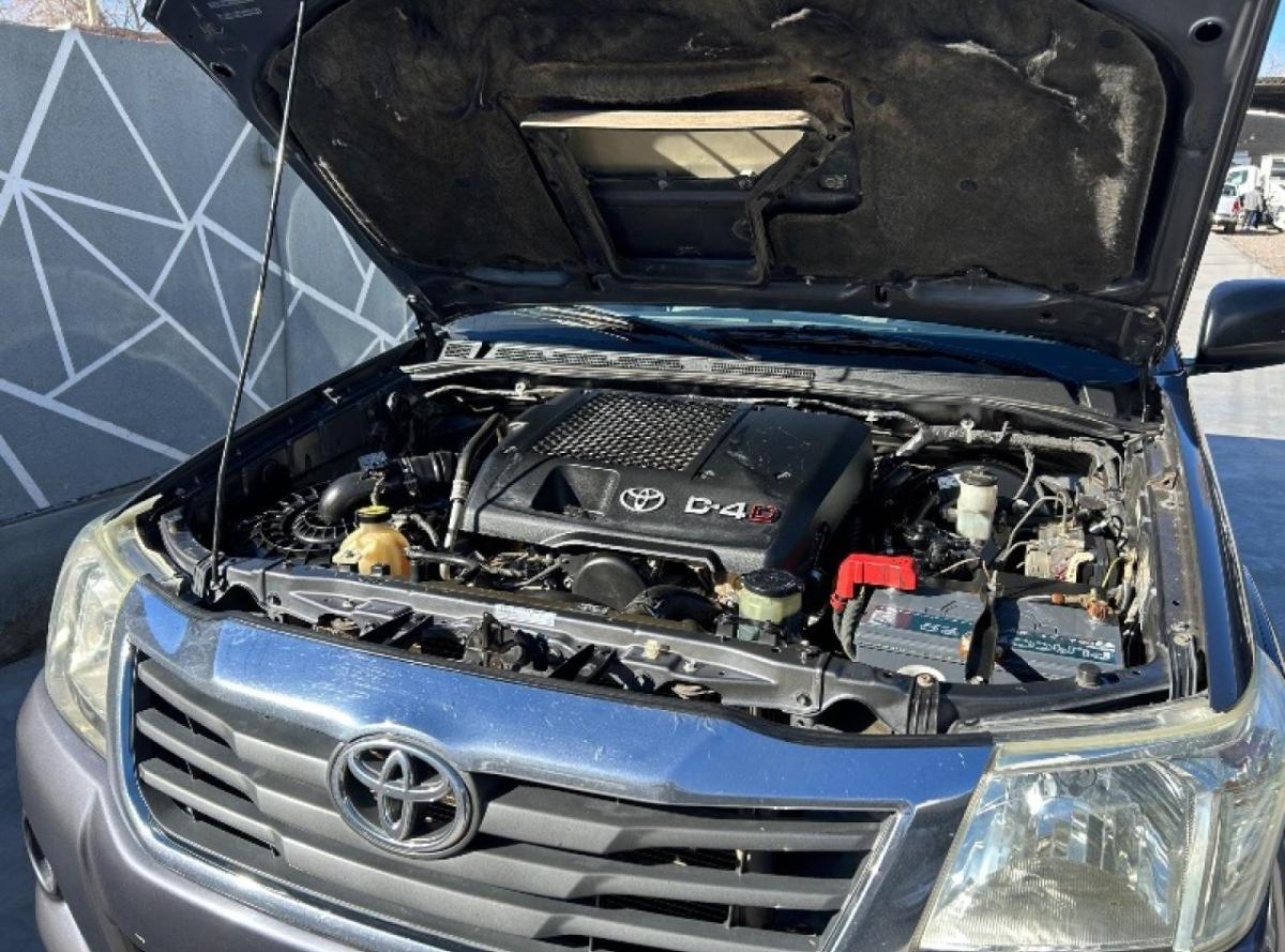 Foto de TOYOTA HILUX SR 2014, color gris, en San Juan