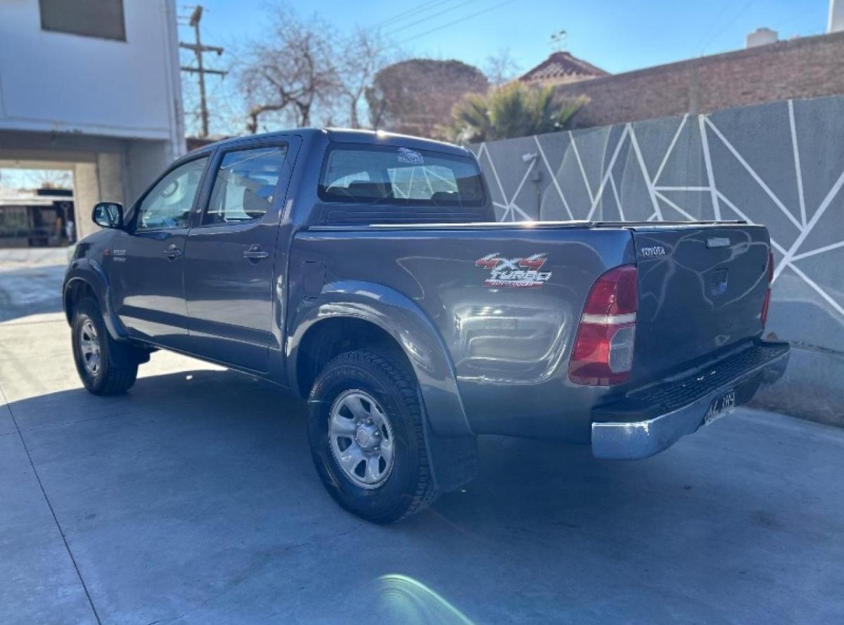 Foto de TOYOTA HILUX SR 2014, color gris, en San Juan