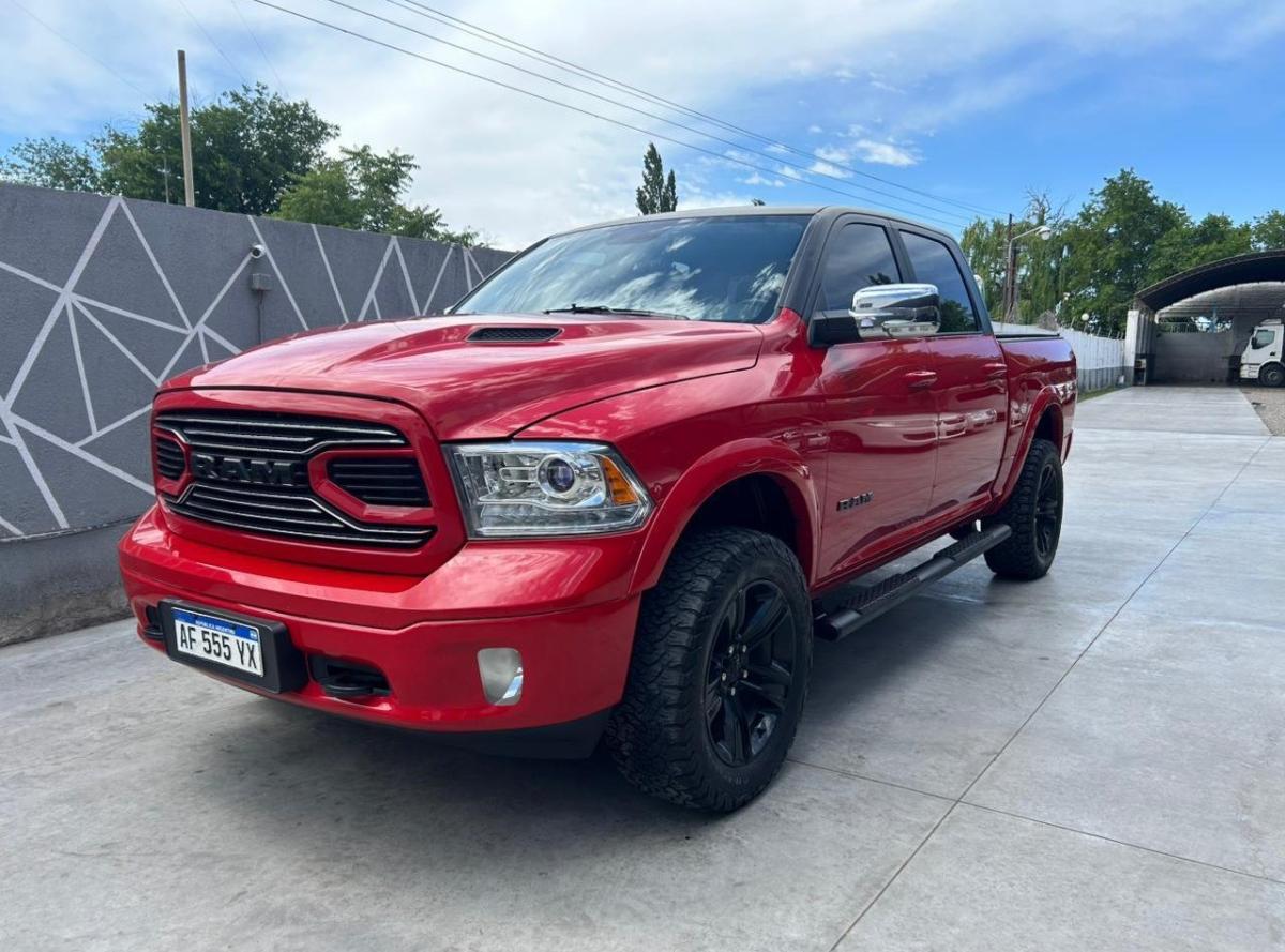 Foto de CHRYSLER / DODGE RAM LARAMIE 5.7 2022, color rojo, en San Juan