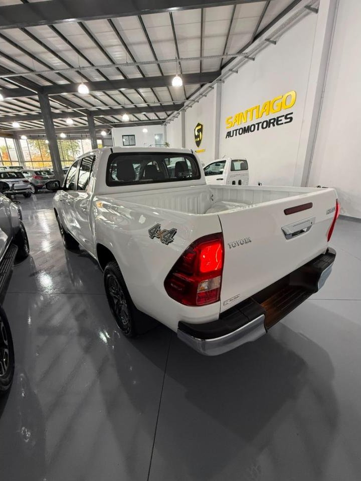 Foto de TOYOTA HILUX 4X4 Sr Tdi MT 2026, color sin color especificado, en San Juan