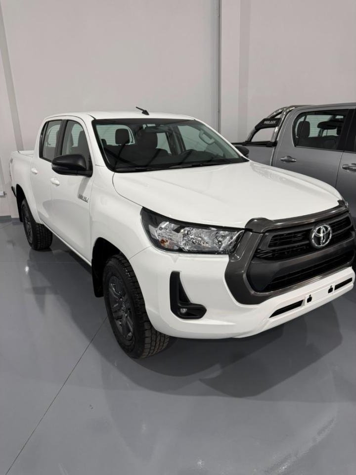 Foto de TOYOTA HILUX 4X4 Sr Tdi MT 2026, color sin color especificado, en San Juan