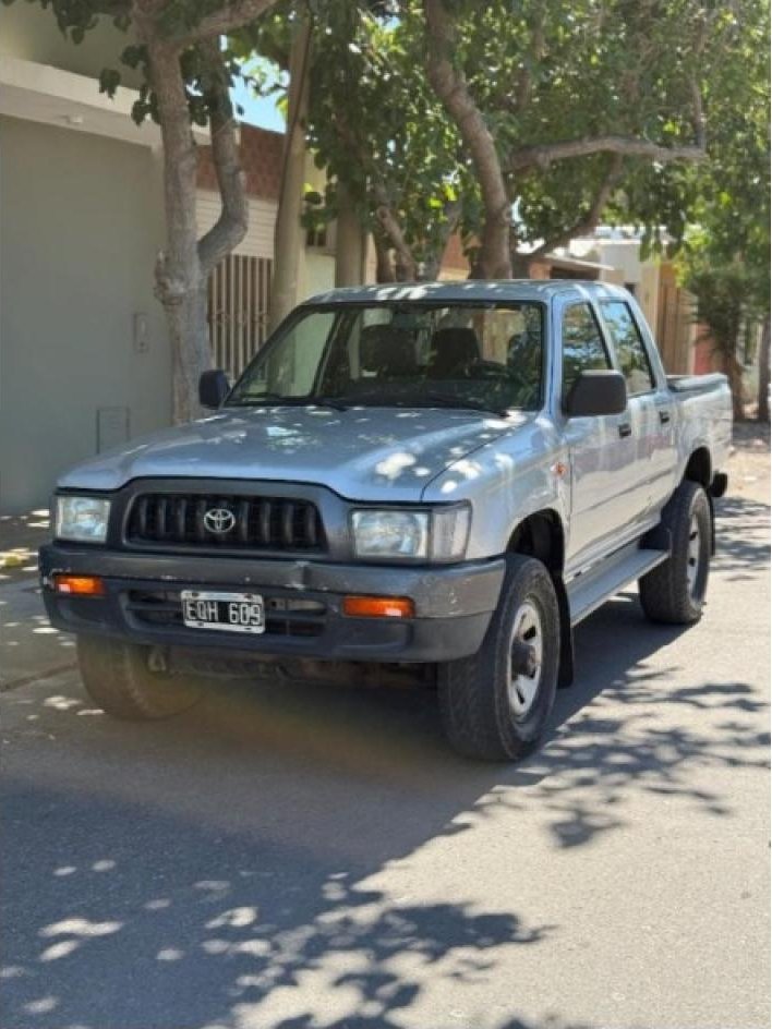 Foto de TOYOTA HILUX Dx 4X4 1999, color sin color especificado, en San Juan