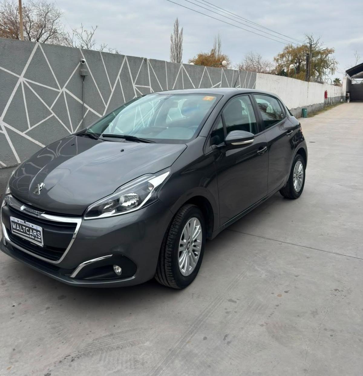 Foto de PEUGEOT 208 ALLURE NAV 2018, color gris, en San Juan