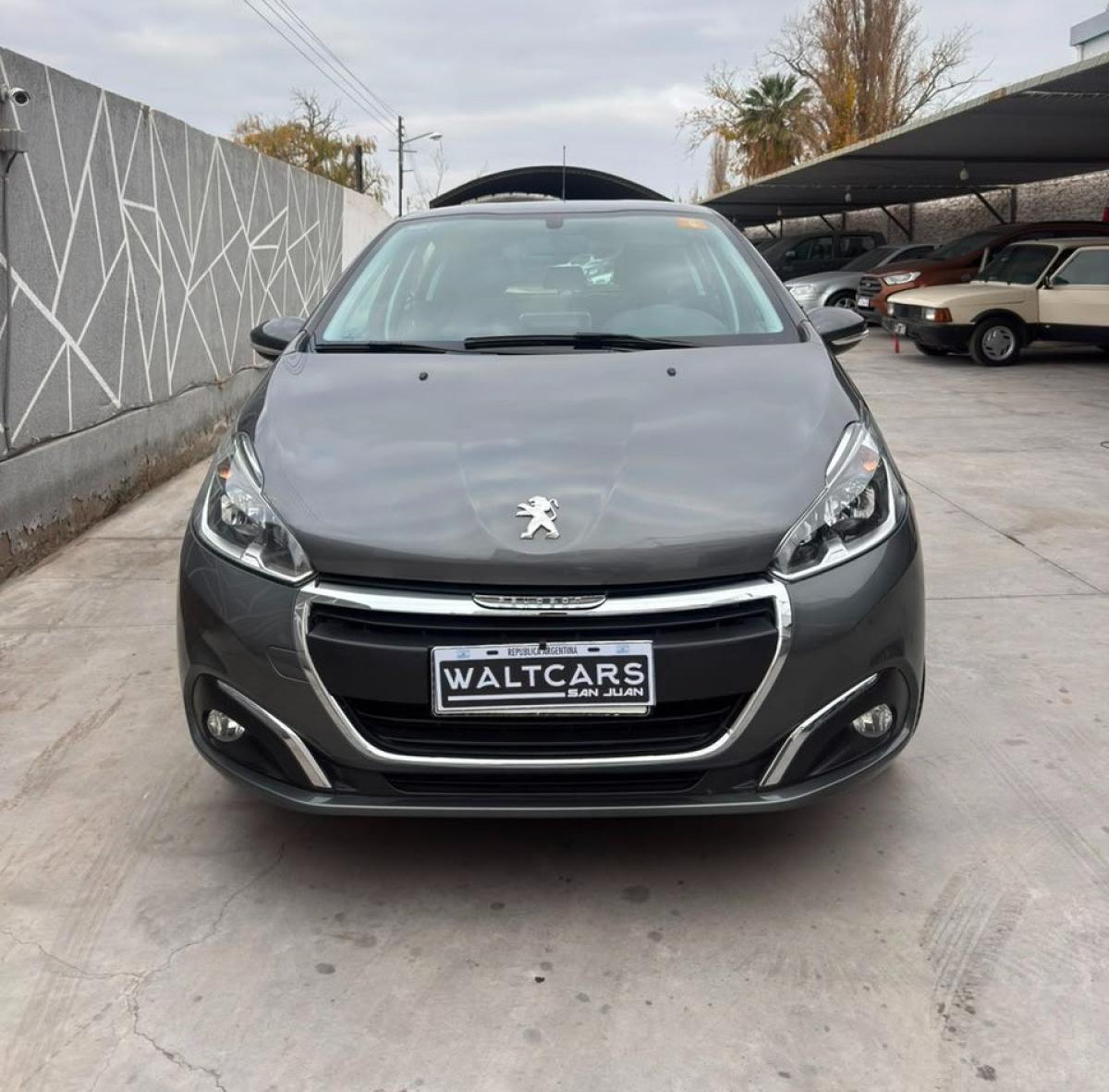 Foto de PEUGEOT 208 ALLURE NAV 2018, color gris, en San Juan
