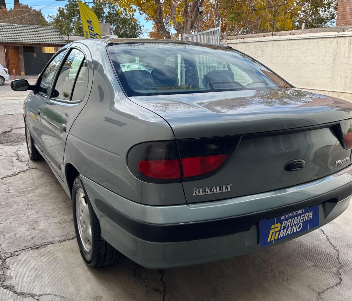Foto de RENAULT MEGANE RXE TRIC 2.0 1999, color verde, en San Juan