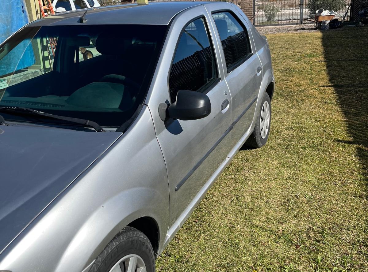 Foto de RENAULT LOGAN Pack I 2013, color gris, en San Juan