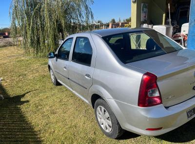 Foto de RENAULT LOGAN Pack I 2013, color gris, en San Juan