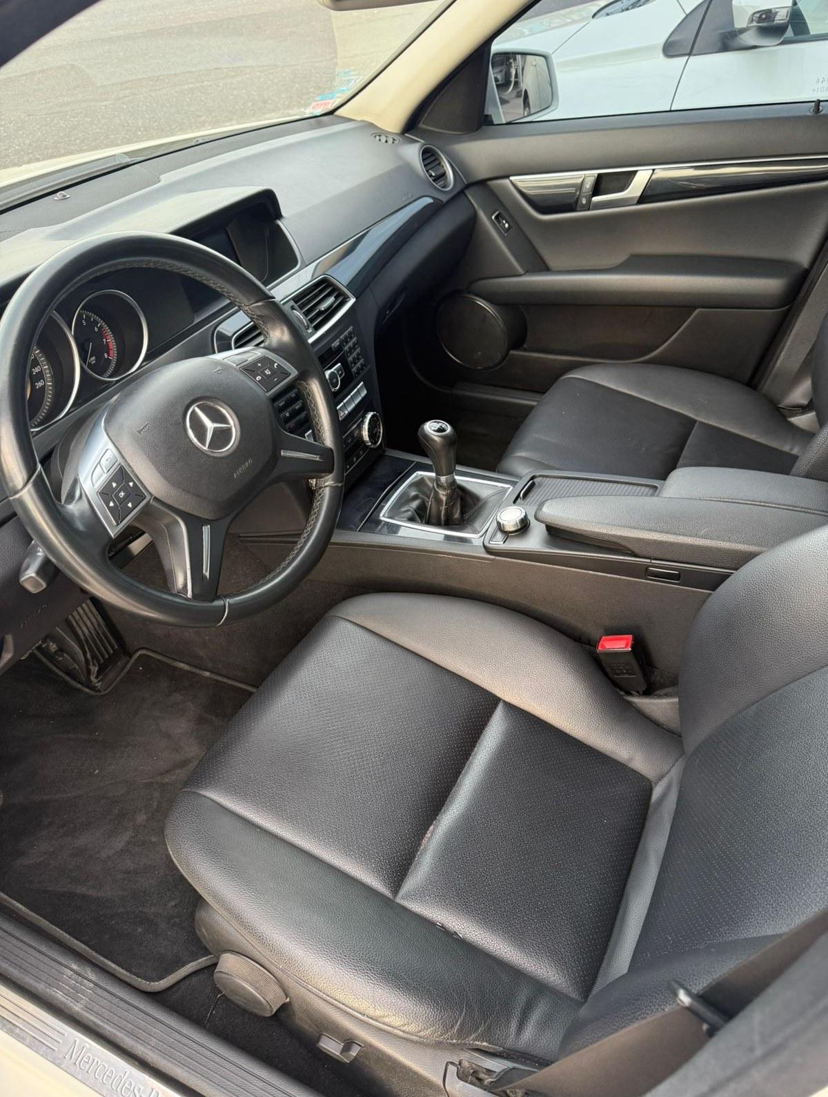 Foto de MERCEDES BENZ C C200BLU E EFFIENCY 4 PTAS 2012, color blanco, en San Juan