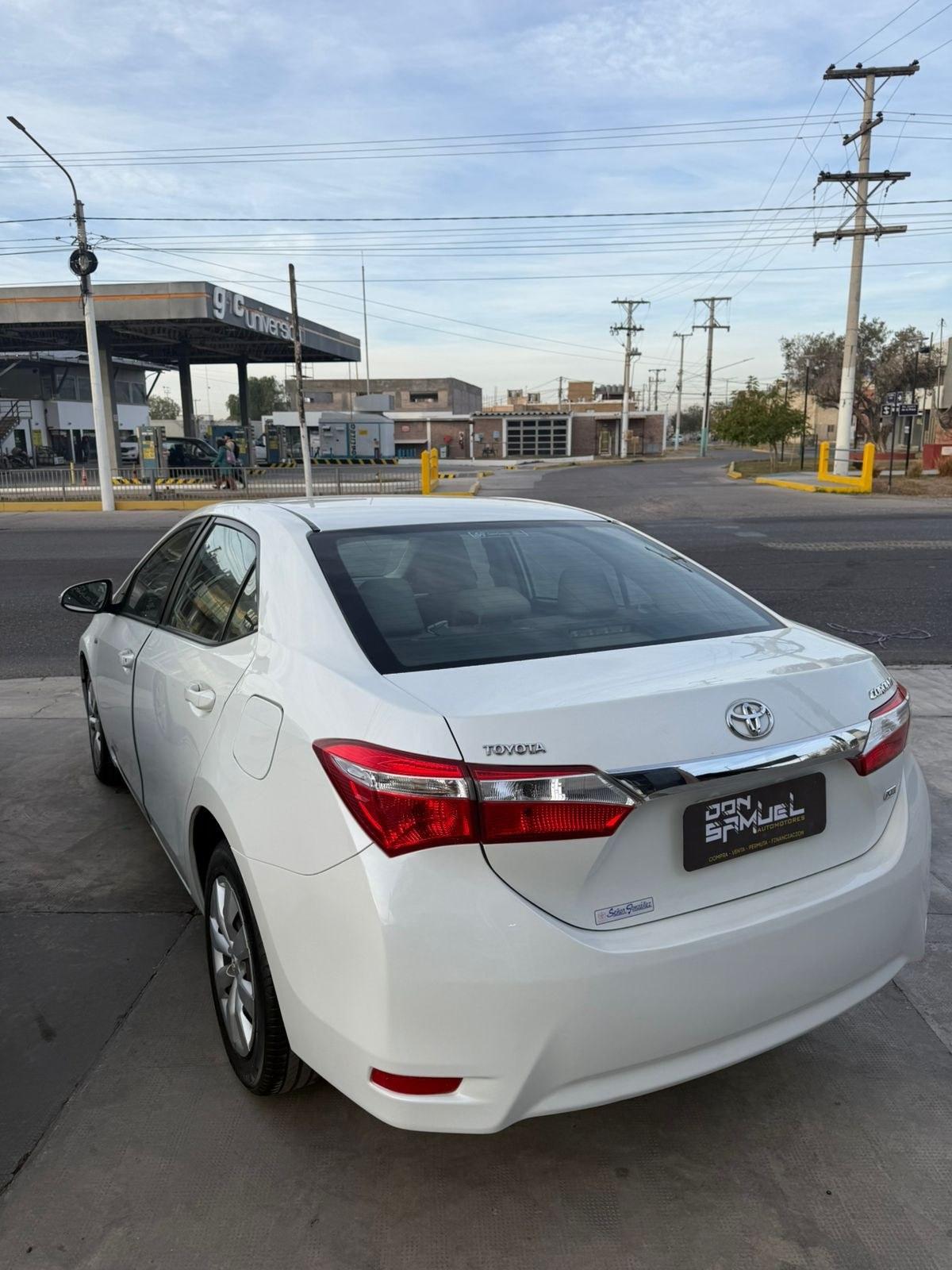 Foto de TOYOTA COROLLA XLI 1,8  CVT 2016, color blanco, en San Juan