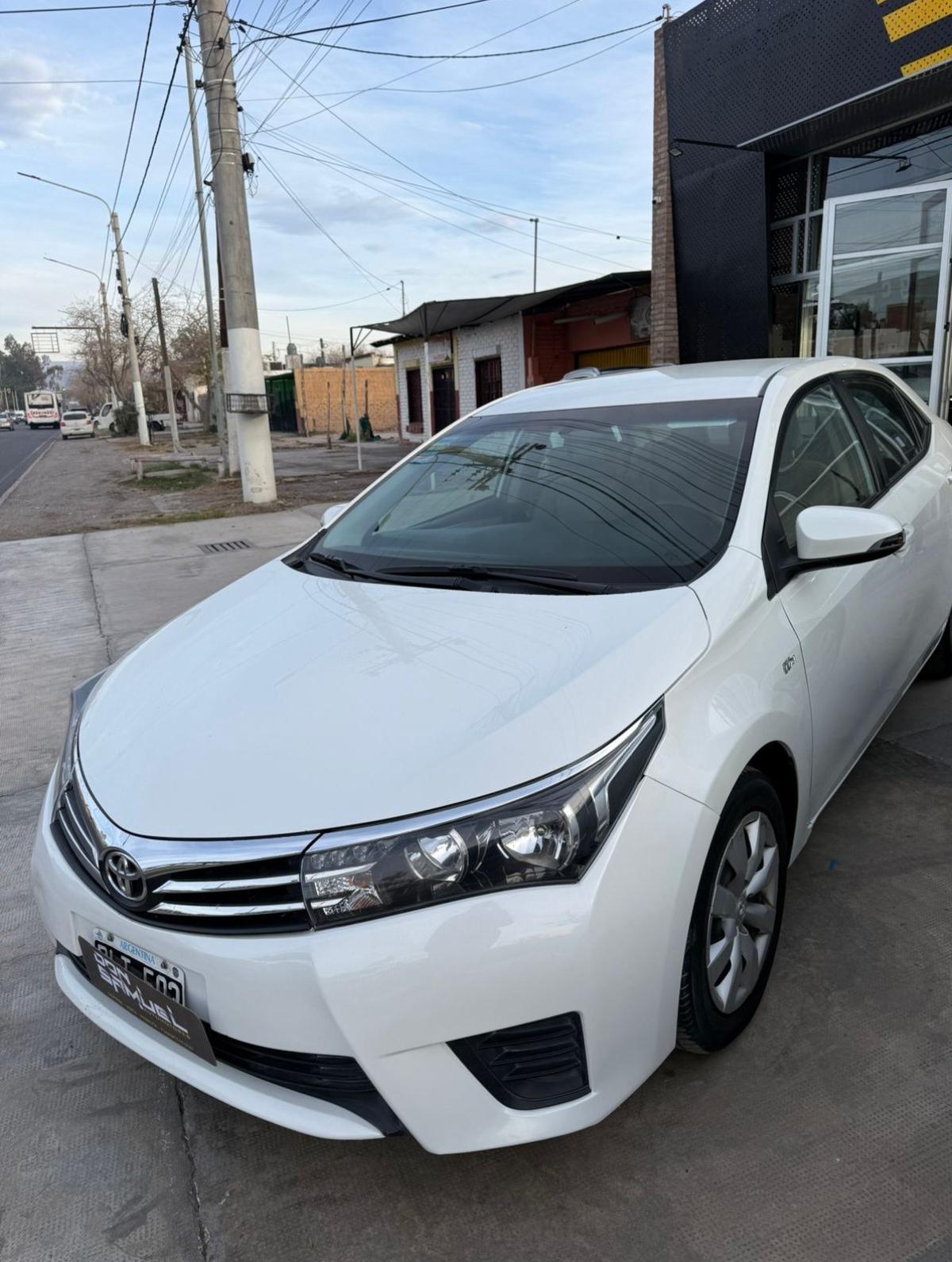 Foto de TOYOTA COROLLA XLI 1,8  CVT 2016, color blanco, en San Juan