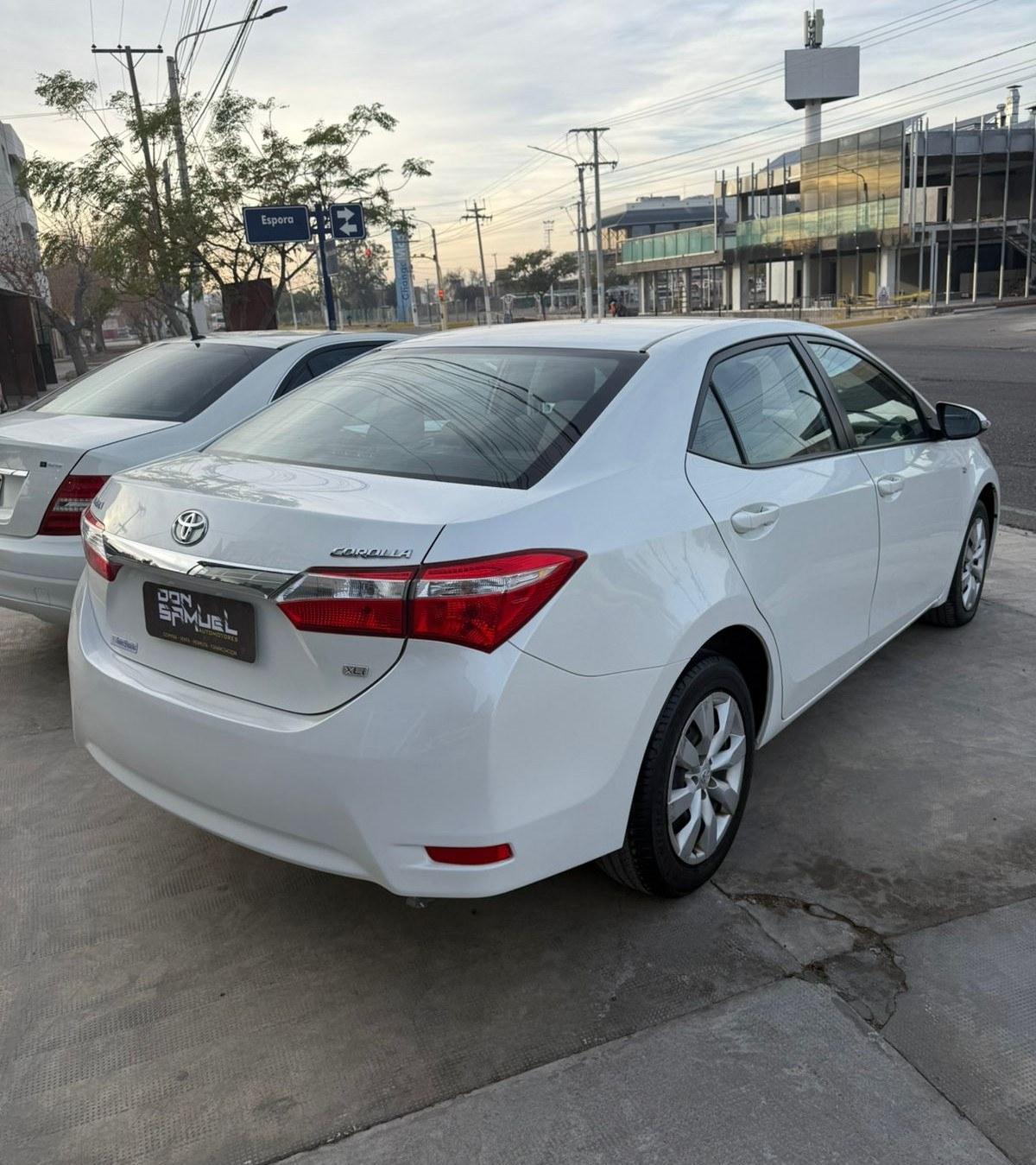 Foto de TOYOTA COROLLA XLI 1,8  CVT 2016, color blanco, en San Juan