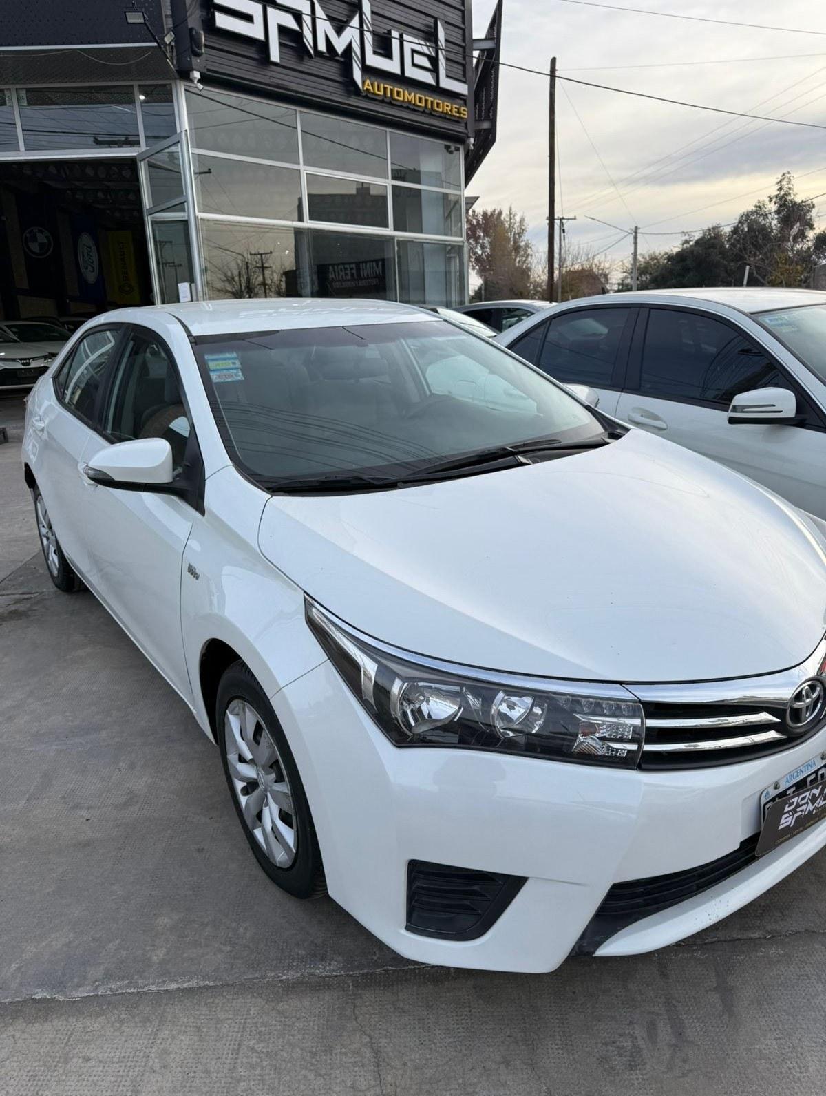 Foto de TOYOTA COROLLA XLI 1,8  CVT 2016, color blanco, en San Juan