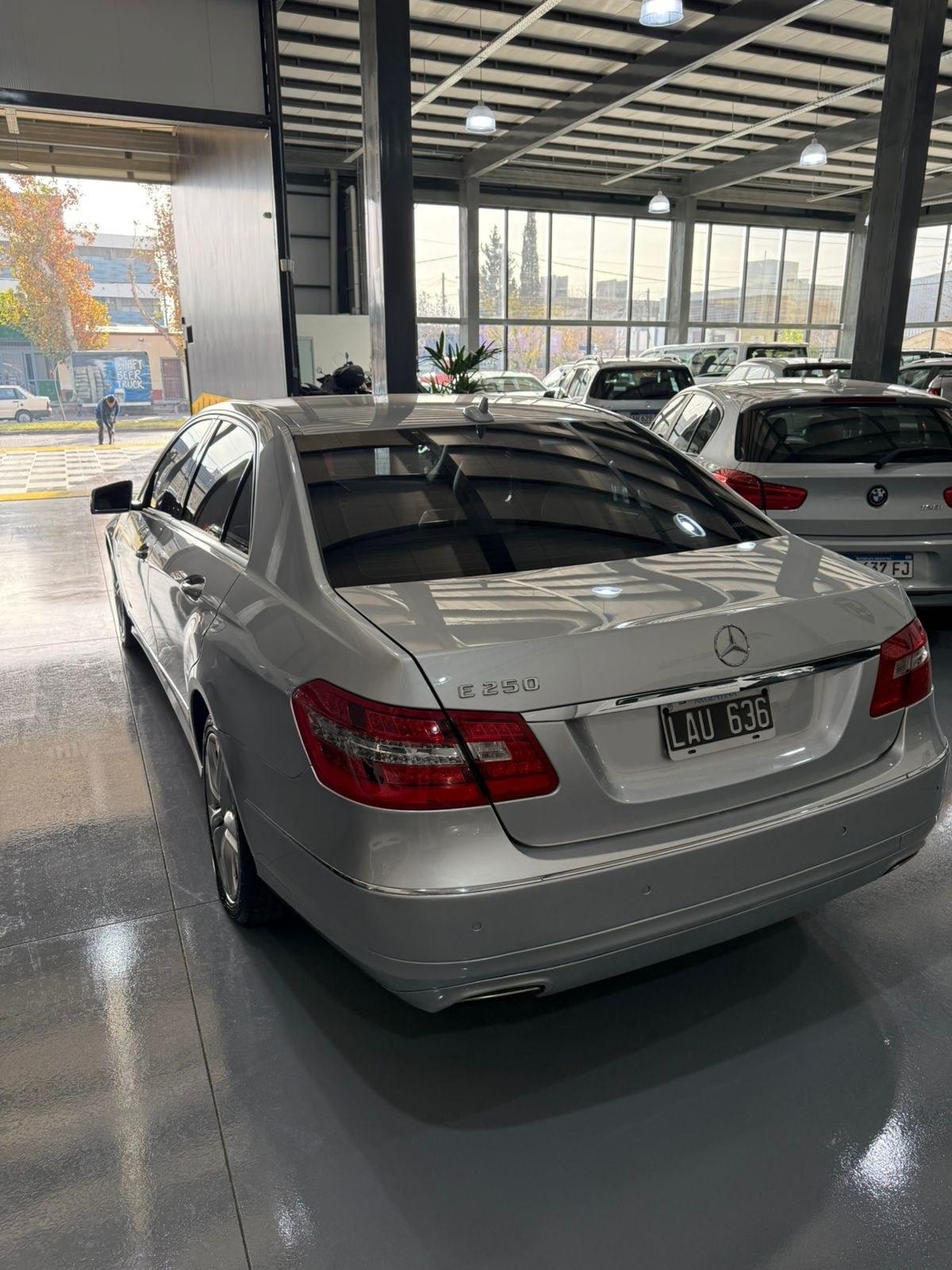Foto de MERCEDES BENZ E E250 CGI BLUE EFFICIENCY 2012, color gris, en San Juan