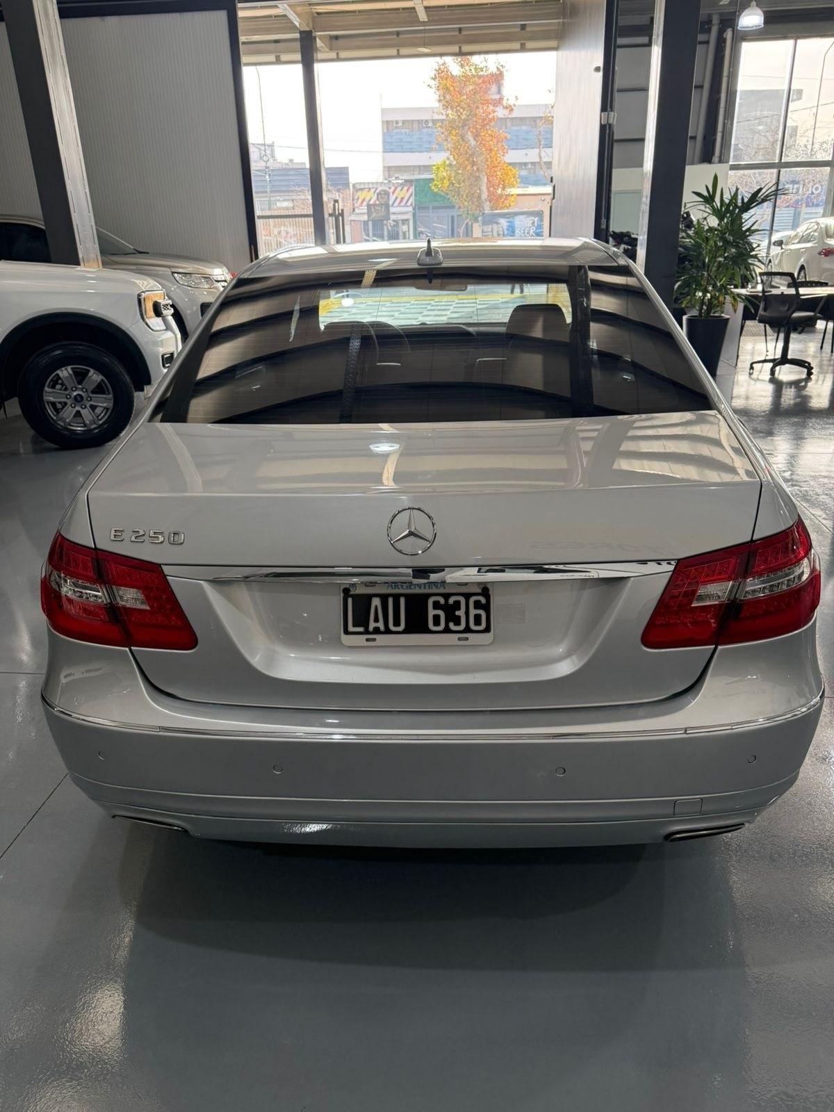 Foto de MERCEDES BENZ E E250 CGI BLUE EFFICIENCY 2012, color gris, en San Juan