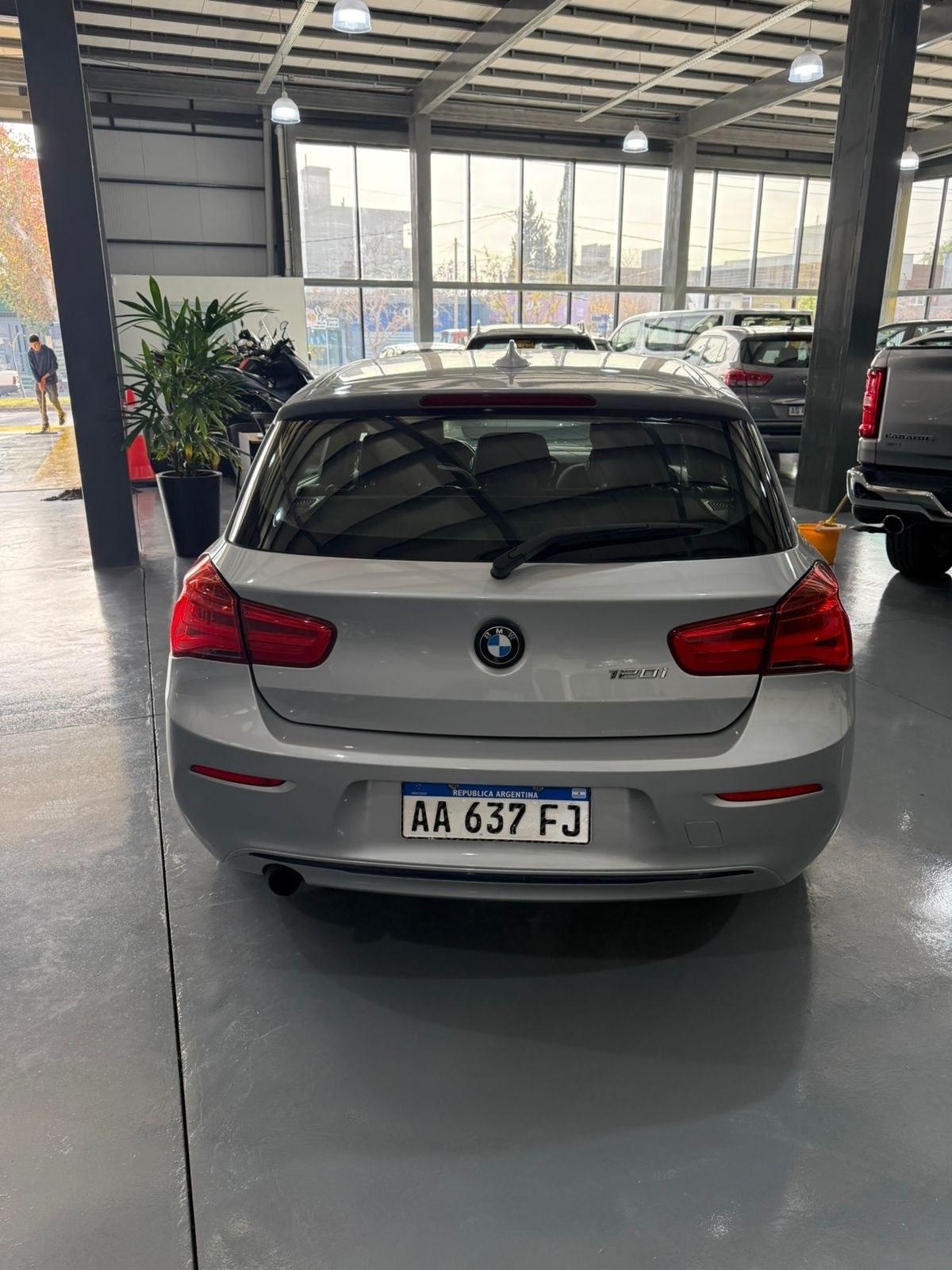 Foto de BMW 120 120I	SPORT 2016, color plata, en San Juan
