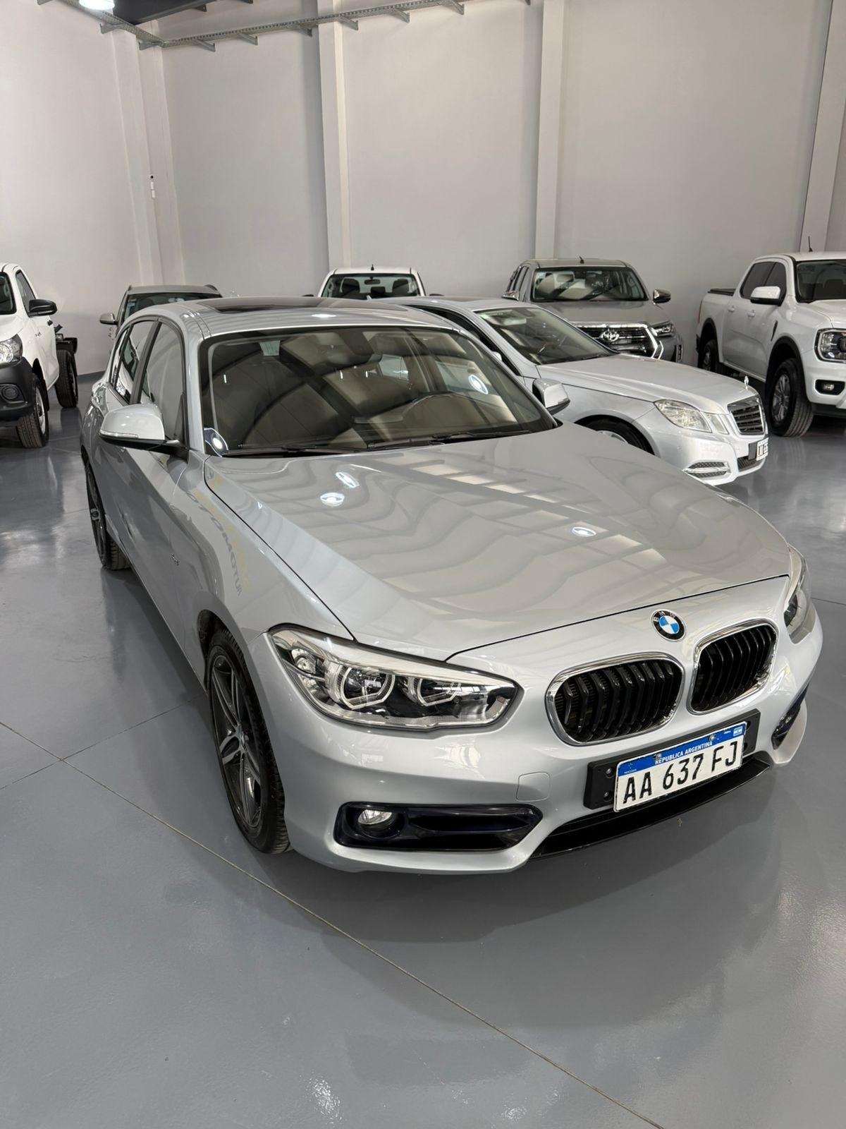 Foto de BMW 120 120I	SPORT 2016, color plata, en San Juan