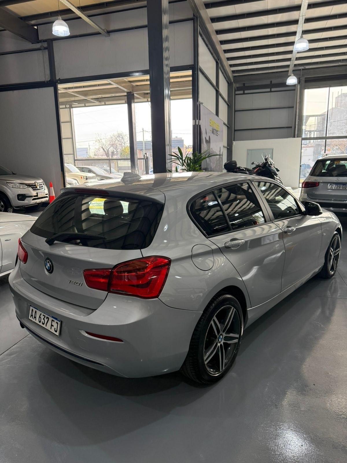 Foto de BMW 120 120I	SPORT 2016, color plata, en San Juan