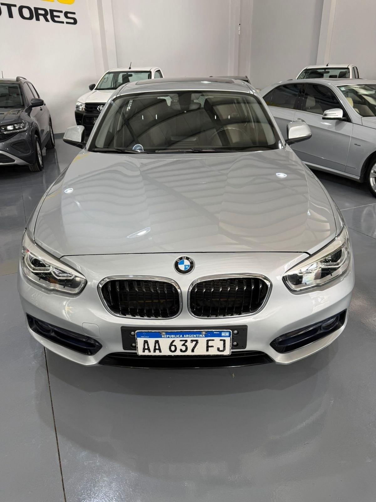 Foto de BMW 120 120I	SPORT 2016, color plata, en San Juan