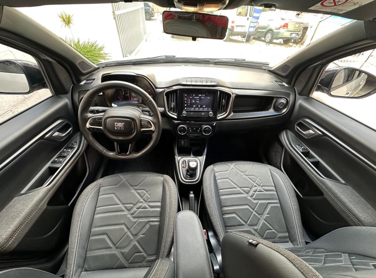 Foto de FIAT STRADA Volcano 2024, color gris, en San Juan