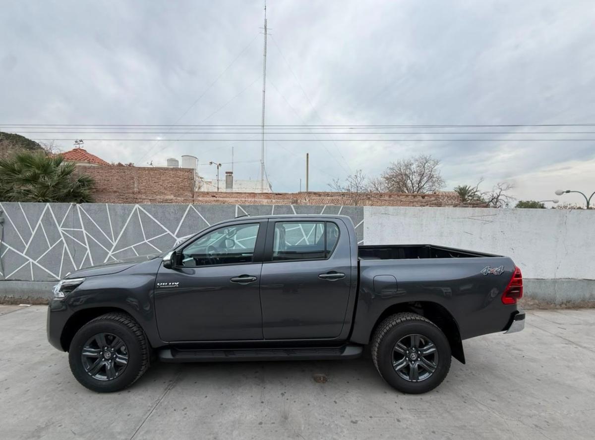 Foto de TOYOTA HILUX SRV AT 2026, color gris, en San Juan