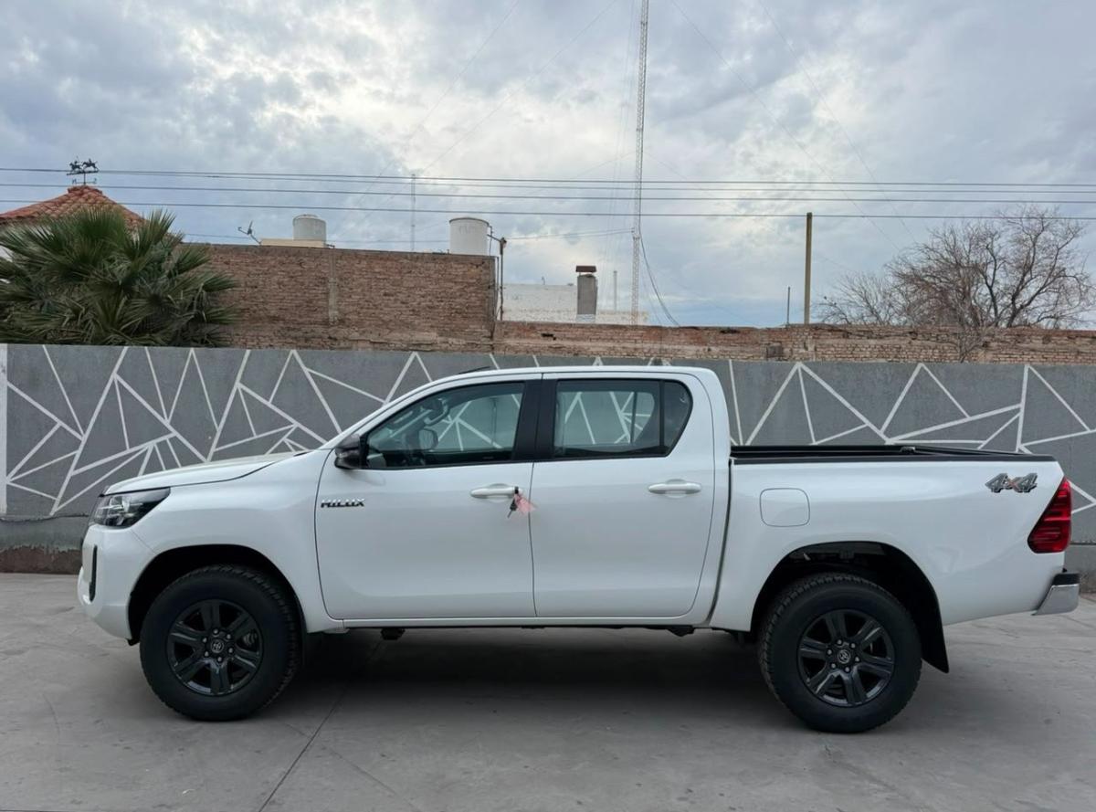 Foto de TOYOTA HILUX SR 2.8 AT 2026 2026, color blanco, en San Juan