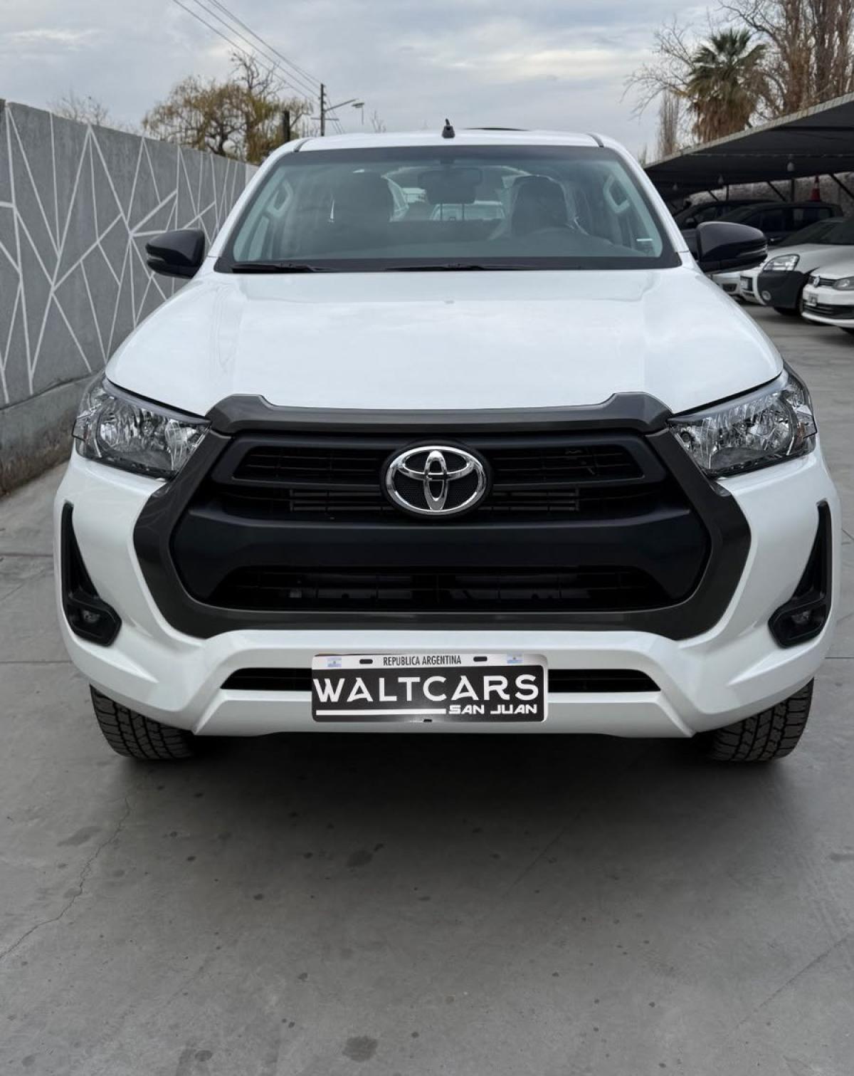 Foto de TOYOTA HILUX SR 2.8 AT 2026 2026, color blanco, en San Juan