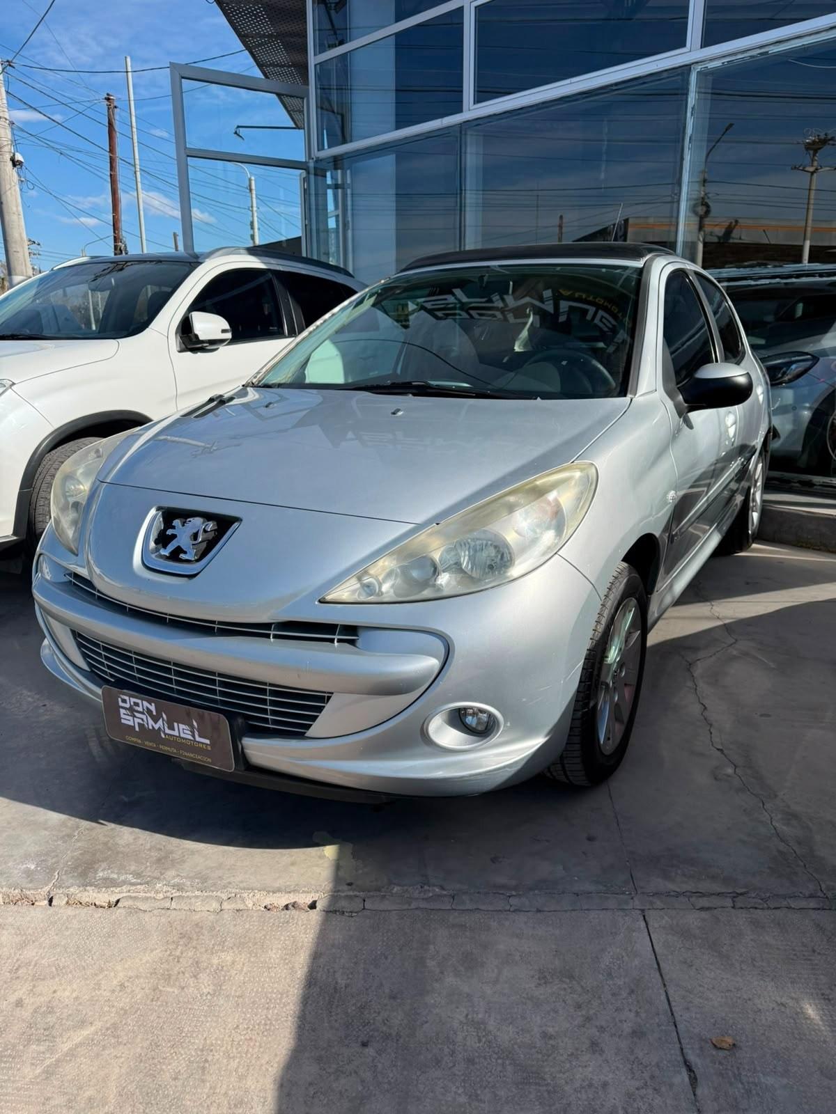 Foto de PEUGEOT 207 COMPACT XT 1,6 5PTAS 2011, color gris, en San Juan