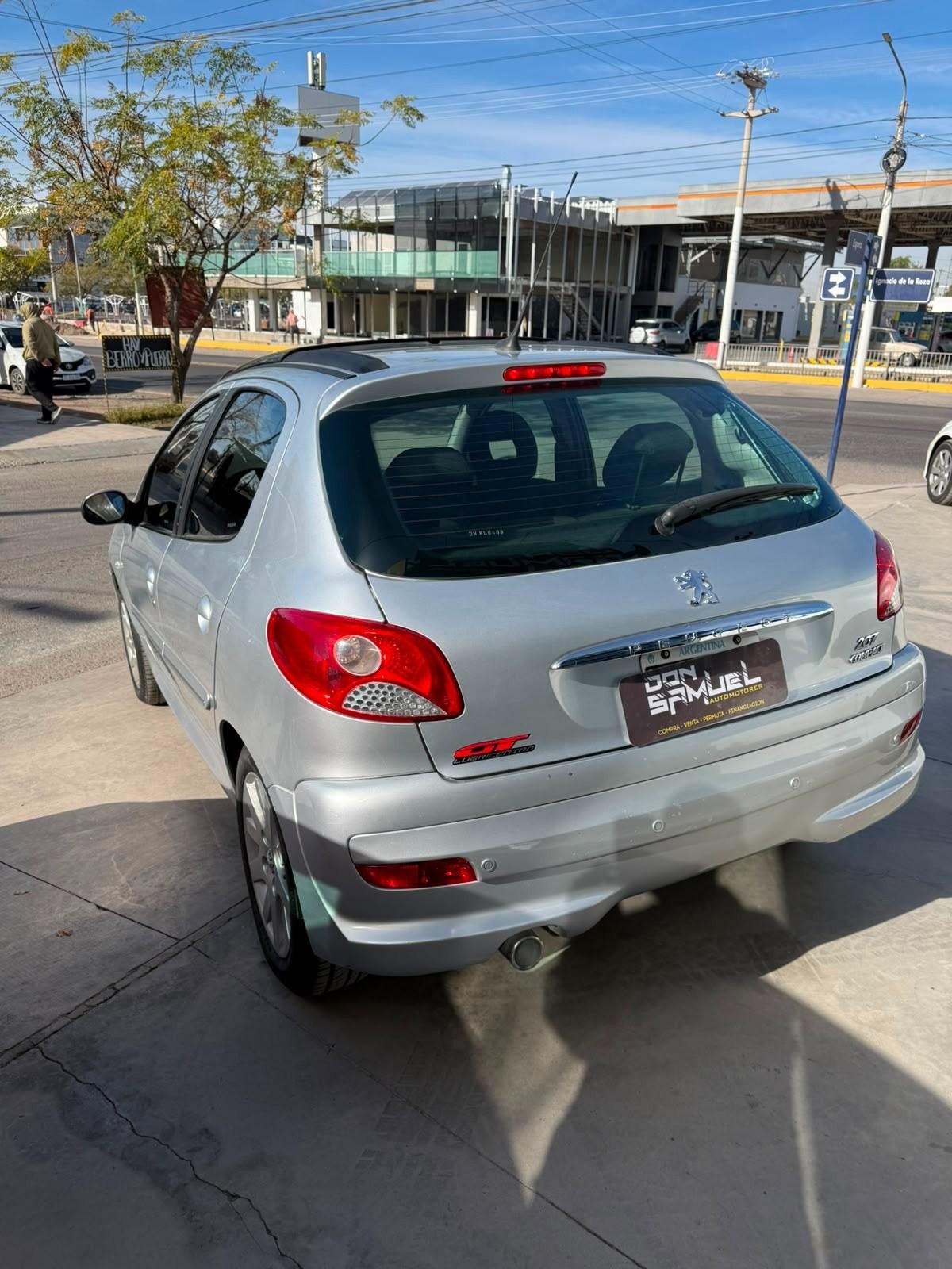 Foto de PEUGEOT 207 COMPACT XT 1,6 5PTAS 2011, color gris, en San Juan