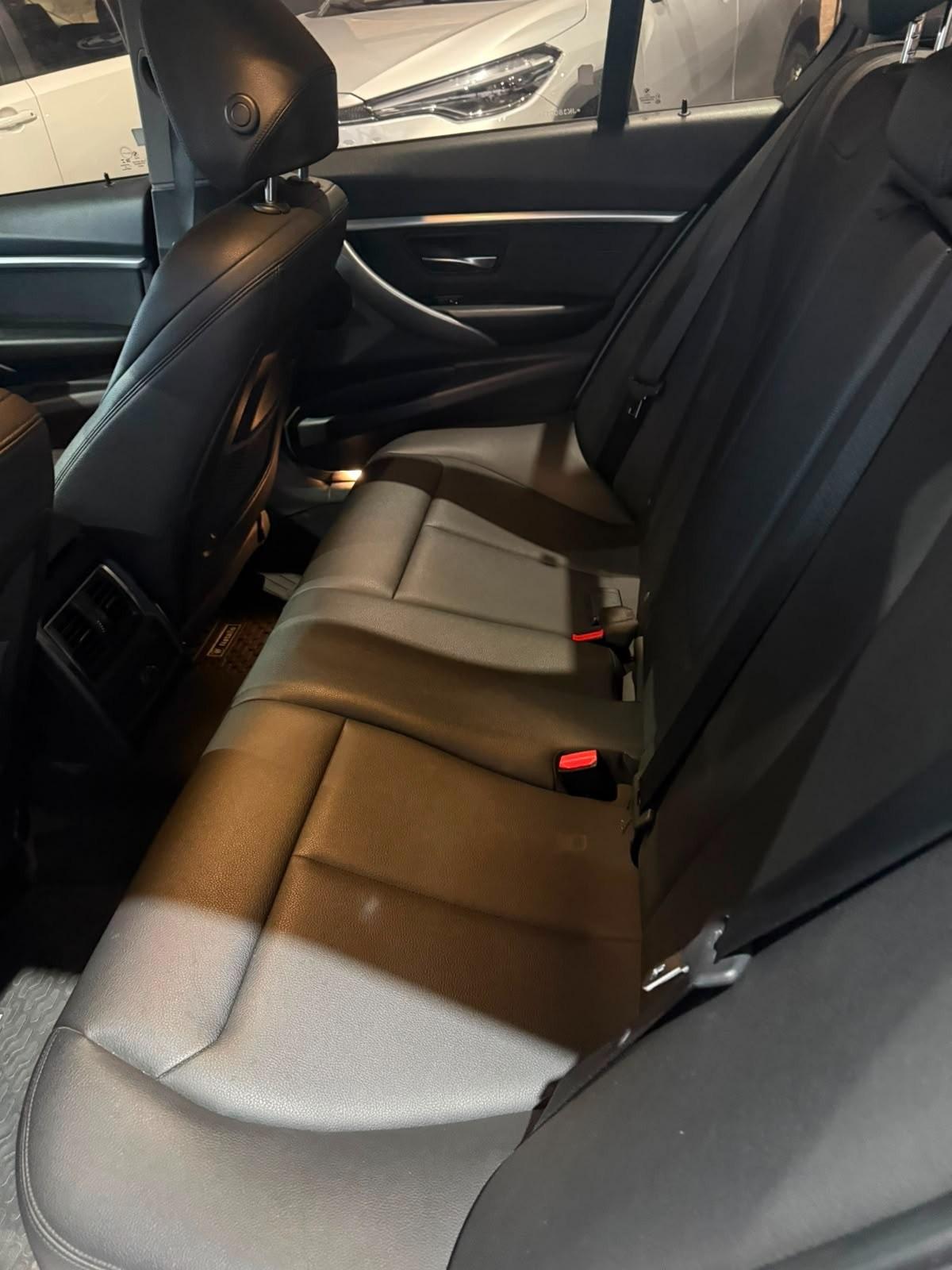 Foto de BMW 330 330I SEDAN 4PTAS SPORT 2019, color blanco, en San Juan