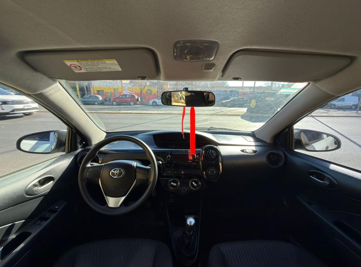 Foto de TOYOTA ETIOS x 1.5 2023, color blanco, en San Juan