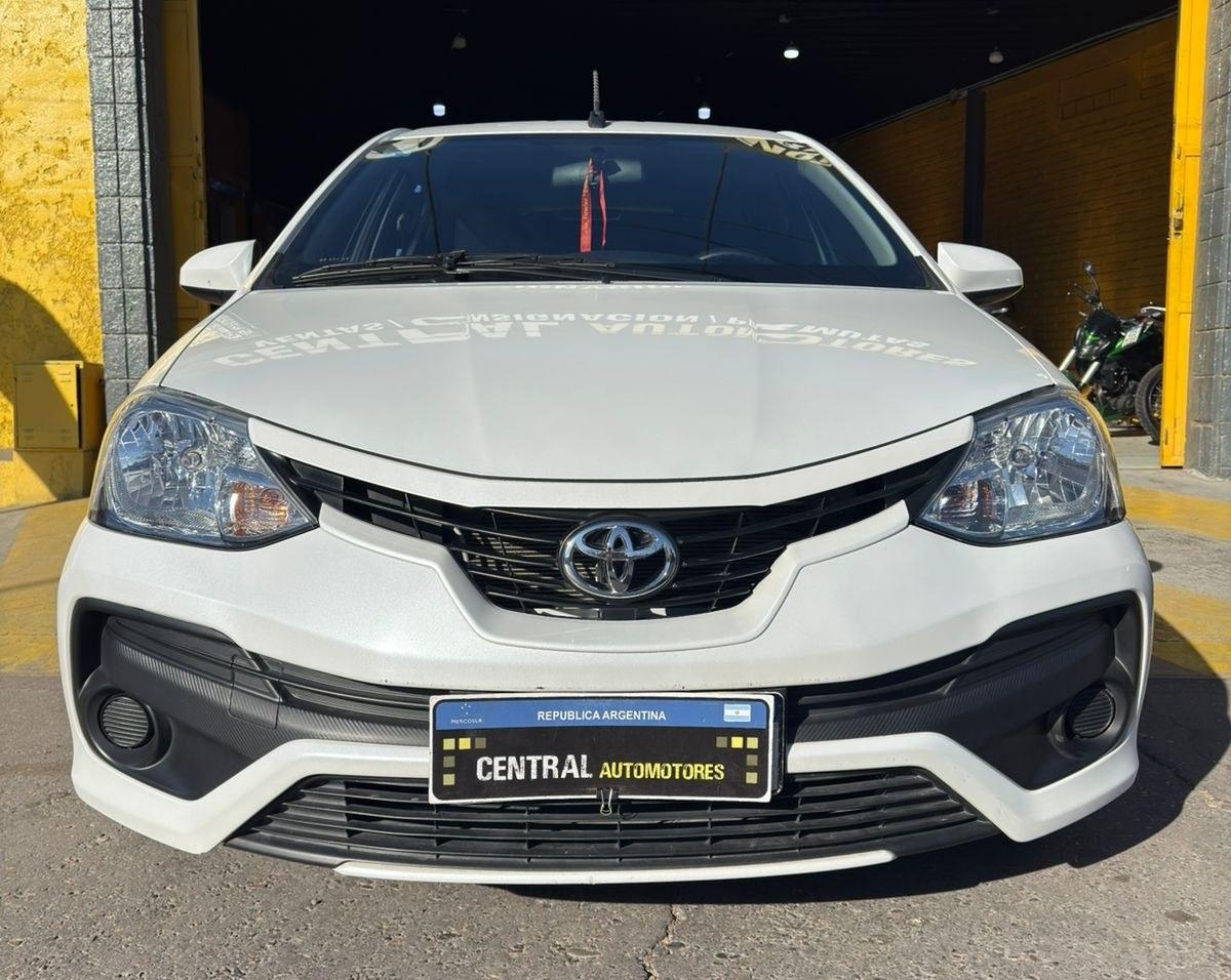 Foto de TOYOTA ETIOS x 1.5 2023, color blanco, en San Juan