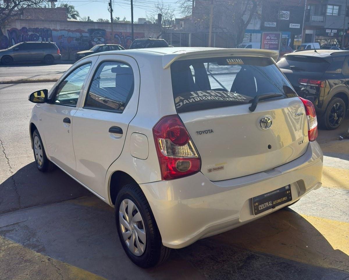 Foto de TOYOTA ETIOS x 1.5 2023, color blanco, en San Juan